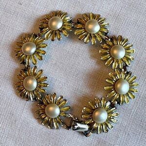 Vintage Daisy Flower Pearl Accent Silver Tone Bracelet - 7” Length - Cute